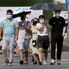 Người dân di chuyển dưới trời nắng nóng tại Thượng Hải, Trung Quốc ngày 10/7/2022. (Ảnh: THX/TTXVN)