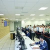 Thủ tướng Phạm Minh Chính xem quy trình vận hành nhà máy nhiệt điện Sông Hậu 1 tại trung tâm điều hành. (Ảnh: Dương Giang/TTXVN)