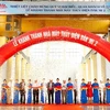 Các đại biểu cắt băng khánh thành Nhà máy thủy điện Đăk Mi 2. (Ảnh: Trịnh Bang Nhiệm/TTXVN)