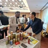 Đại diện các doanh nghiệp Ấn Độ tìm hiểu sản phẩm của các doanh nghiệp Việt Nam. (Ảnh: Ngọc Thúy/TTXVN)