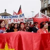 Hội Văn hóa Phụ nữ Việt Nam tại Frankfurt xuống đường mít tinh ủng hộ chủ quyền biển, đảo của Tổ quốc. (Ảnh: Phương Hoa/TTXVN)