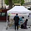 Nhân viên y tế lấy mẫu xét nghiệm COVID-19 cho người dân tại Paris, Pháp ngày 1/7/2022. (Ảnh: AFP/TTXVN)