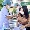 Lãnh đạo Sở Lao động-Thương binh và Xã hội tỉnh Thừa Thiên - Huế hưởng ứng tiêm vaccine phòng COVID-19. (Ảnh: Mai Trang/TTXVN)