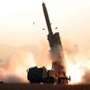 Một vụ phóng thử rocket từ bệ phóng tên lửa đa nòng siêu lớn tại một địa điểm bí mật ở Triều Tiên. (Ảnh: AFP/TTXVN)