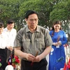 Thủ tướng Phạm Minh Chính thắp hương trên phần mộ liệt sỹ tại Nghĩa trang liệt sỹ quốc tế Việt - Lào. (Ảnh: Dương Giang/TTXVN)