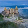 Lâu đài Mặt Trăng mờ ảo trong sương mây, nơi du khách có thể thỏa trí tưởng tượng với những trải nghiệm huyền bí, những cảm xúc từ phấn khích tới mãn nhãn.