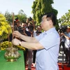 Chủ tịch Quốc hội Vương Đình Huệ dâng hương, dâng hoa tại mghĩa trang liệt sỹ thành phố Quảng Ngãi. (Ảnh: Doãn Tấn/TTXVN)