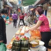 Người dân mua bán tại chợ Trại Găng (Hai Bà Trưng, Hà Nội). (Ảnh: Phương Anh/TTXVN)