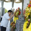 Chủ tịch Quốc hội Vương Đình Huệ dâng hương, dâng hoa tại Nghĩa trang liệt sỹ tỉnh Quảng Nam. (Ảnh: Doãn Tấn/TTXVN)