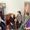 Bà Trương Mỹ Hoa, nguyên Phó Chủ tịch nước, cựu tù chính trị Côn Đảo, cùng đồng đội thăm bà Nguyễn Thị Ni hay còn gọi là bà Tư Hoàng (sinh năm 1939), cựu tù Côn Đảo hiện đang sinh sống ở huyện Côn Đảo. (Ảnh: Thanh Vũ/ TTXVN)