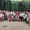 Các thành viên Đoàn công tác liên ngành, Lãnh sự danh dự Sandra Scagliotti và đại diện cộng đồng người Việt tại thành phố Turin chụp ảnh lưu niệm cùng các gia đình có con nuôi người Việt Nam. (Ảnh: Trường Duy/TTXVN)