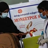 Kiểm tra y tế nhằm ngăn chặn sự lây lan của bệnh đậu mùa khỉ tại sân bay quốc tế ở Chennai, Ấn Độ, ngày 3/6. (Ảnh: AFP/TTXVN)