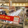 Nhiều chương trình khuyến mại tại siêu thị AEON Long Biên. (Ảnh: Trần Việt/TTXVN)