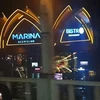 Marina Coffee & Beer Club nằm sát chân cầu Hoàng Diệu, tiếp giáp với đường Trần Hưng Đạo (Quốc lộ 91) gây cản trở giao thông và nguy cơ xảy ra tai nạn giao thông. (Ảnh: TTXVN phát)