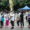 Người dân xếp hàng chờ xét nghiệm COVID-19 tại Quảng Đông, Trung Quốc. (Ảnh: AFP/TTXVN)