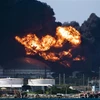 Khói lửa bốc ngùn ngụt tại hiện trường vụ cháy các bể chứa dầu ở Vịnh Matanzas, Cuba, ngày 6/8. (Ảnh: AFP/TTXVN)