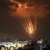 Loạt rocket do Phong trào Thánh chiến Hồi giáo Palestine phóng đi từ Dải Gaza vào lãnh thổ Israel, nhằm đáp trả các vụ không kích xuống dải đất này, ngày 5/8. (Ảnh: AFP/TTXVN)