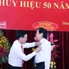 Ủy viên Bộ Chính trị, Thường trực Ban Bí thư Võ Văn Thưởng (trái) trao tặng Huy hiệu 50 năm tuổi Đảng cho nguyên Chủ tịch nước Trương Tấn Sang. (Ảnh: Xuân Khu/TTXVN)