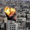 Khói lửa bốc lên sau vụ không kích của Israel xuống thành phố Gaza ngày 6/8. (Ảnh: AFP/TTXVN)