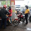 Người dân xếp hàng tại trạm xăng ở Colombo, Sri Lanka, ngày 5/5/2022. (Ảnh: THX/ TTXVN)