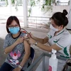 Tiêm vaccine phòng COVID-19 mũi 4 cho người dân tại Bệnh viện Đa khoa Sài Gòn-Phan Rang. (Ảnh: Công Thử/TTXVN)