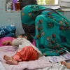 Trẻ em mắc bệnh tiêu chảy được điều trị tại bệnh viện ở tỉnh Kandahar, Afghanistan ngày 19/7. (Ảnh: AFP/TTXVN)