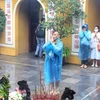 Người dân thành tâm cầu khấn tại chùa Quán Sứ dù trời mưa to. (Ảnh: Tuấn Đức/TTXVN)