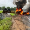 Hiện trường vụ chiếc xe bốc cháy dữ dội khi ra khỏi cao tốc Hà Nội-Hải Phòng. (Nguồn: laodong.vn)