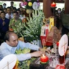 Chủ tịch nước Nguyễn Xuân Phúc và các đại biểu dâng hương tưởng niệm Bác Hồ. 