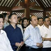 Chủ tịch nước Nguyễn Xuân Phúc và các đại biểu dâng hương tưởng niệm Bác Hồ. (Ảnh: Thống Nhất/TTXVN)