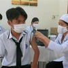 Nhân viên y tế tiêm vaccine phòng COVID-19 (mũi 3) cho học sinh tại thành phố Tuy Hòa (tỉnh Phú Yên). (Ảnh: Xuân Triệu/TTXVN)