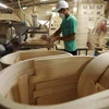 Sản xuất đồ gỗ nội thất xuất khẩu tại nhà máy của Công ty TNHH Thiết Đan. (Ảnh: Vũ Sinh/TTXVN)