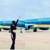 Hình ảnh cô gái nhảy múa trước máy bay đang di chuyển trong khu vực sân đỗ. (Nguồn: Tuoitre)