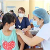 Tiêm vaccine phòng COVID-19 cho học sinh trường THCS Nguyễn Huệ, quận Hải Châu, Đà Nẵng. (Ảnh: Văn Dũng/TTXVN)
