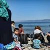 Người di cư Afghanistan vượt biển Aegea vào đảo Lesbos của Hy Lạp từ Thổ Nhĩ Kỳ. (Ảnh: Getty Images/TTXVN)