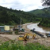 Công ty TNHH 87 tự ý dùng phương tiện cơ giới mở lòng đường ra giữa sông để tiến hành khai thác cát tại thôn 7, xã Đăk Pxi, huyện Đăk Hà (tỉnh Kon Tum). (Ảnh: Cao Nguyên/TTXVN)