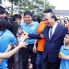 Chủ tịch nước Nguyễn Xuân Phúc với học sinh Trường Tiểu học, Trung học cơ sở và Trung học phổ thông Hy Vọng. 