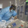 Nhân viên y tế điều trị cho bệnh nhân COVID-19 tại bệnh viện ở Houston, Texas, Mỹ. (Ảnh: AFP/ TTXVN)