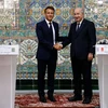 Tổng thống Algeria Abdelmadjid Tebboune (phải) và Tổng thống Pháp Emmanuel Macron tại cuộc họp báo ở Algiers, Algeria. (Ảnh: AFP/TTXVN)