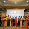 Đại sứ Trần Việt Thái chụp ảnh chung cùng các thành viên của Hội hữu nghị Malaysia-Việt Nam. (Ảnh: Lê Hằng Linh/TTXVN)