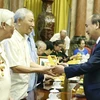 Chủ tịch nước Nguyễn Xuân Phúc tặng quà lưu niệm các đại biểu. (Ảnh: Thống Nhất/TTXVN)