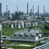 Một cơ sở lọc dầu gần thành phố Szazhalombatta, Hungary. (Ảnh: AFP/TTXVN)