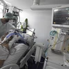Điều trị cho bệnh nhân nhiễm COVID-19 tại bệnh viện ở Strasbourg, Pháp. (Ảnh: AFP/TTXVN)