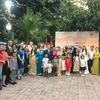 Đại sứ Nguyễn Huy Dũng chụp ảnh lưu niệm với bà con cộng đồng người Việt tại Ai Cập. (Ảnh: Nguyễn Trường/TTXVN)