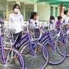Nhiều học sinh nghèo hiếu học ở Đồng Tháp được tặng xe đạp từ Hành trình “Tiếp sức đến trường”. (Ảnh: Nhựt An/TTXVN)