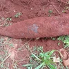Đầu đạn pháo 175mm được phát hiện trong vườn nhà dân. (Ảnh: TTXVN phát)