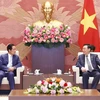 Chủ tịch Quốc hội Vương Đình Huệ tiếp Đô trưởng thủ đô Phnom Penh Khuong Sreng. (Ảnh: Doãn Tấn/TTXVN)
