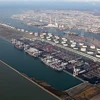 Chính phủ Pháp phối hợp với Tập đoàn năng lượng TotalEnergies lắp đặt một kho dự trữ để nhận khí đốt tự nhiên hóa lỏng (LNG) tại cảng Le Havre, miền Bắc Pháp. (Ảnh: DR/TTXVN)