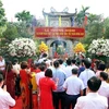 Các đại biểu và du khách thập phương dâng hương tưởng niệm Hưng Đạo đại vương Trần Quốc Tuấn. (Ảnh: Mạnh Tú/TTXVN)