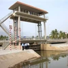 Hệ thống cống tại Bến Tre giúp chủ động điều tiết nước ngăn mặn, trữ ngọt phục vụ sản xuất. (Ảnh: Công Trí/TTXVN)